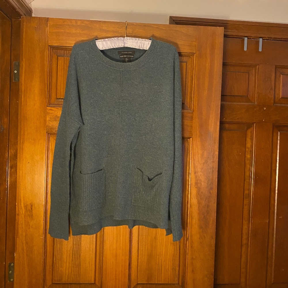 Tahari 100% cashmere sweater size L green
